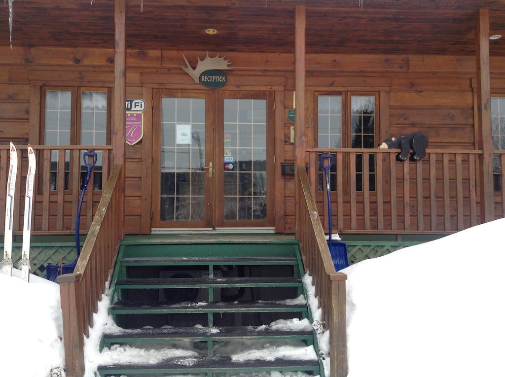 Aux Berges Du St-Maurice Hotel Saint-Jean-des Piles Exterior foto