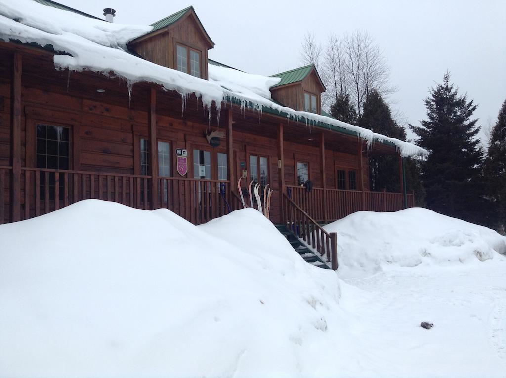 Aux Berges Du St-Maurice Hotel Saint-Jean-des Piles Exterior foto